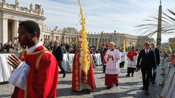 Vir�gvas�rnapi k�rmenet. Le� p�pa kez�ben a p�lmalevelekb�l font palmurellivel. K�p forr�sa: Vatican News