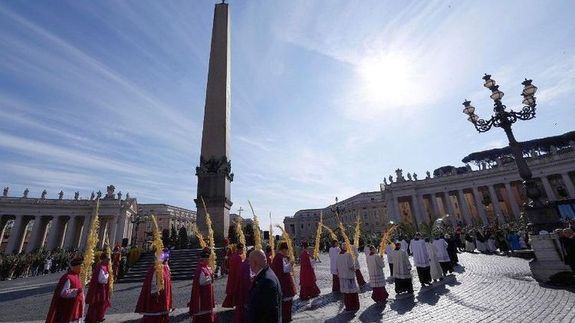 A szertart�s a Szent P�ter t�r k�zep�n �ll� obeliszkn�l kezd�d�tt, ahol XIV. Le� meg�ldotta a J�zus jeruzs�lemi bevonul�s�t jelk�pez� olajfa�gakat �s p�lmaleveleket. K�p forr�sa: Vatican News