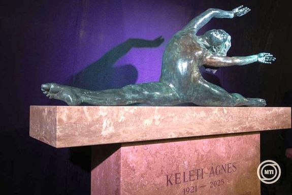 Lelkes M�rk Cserny-d�jas szobr�szm�v�sz alkot�sa Keleti �gnesr�l, aki 103 �vesen, 2025 janu�rj�ban hunyt el. K�p: MTI / Kocsis Zolt�n   