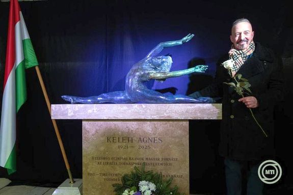 B�r�-Keleti Rafael, Keleti �gnes fia �desanyja szobr�n�l, a Hild t�ren, 2026. m�rcius 30-�n, az avat�skor. K�p: MTI / Kocsis Zolt�n   