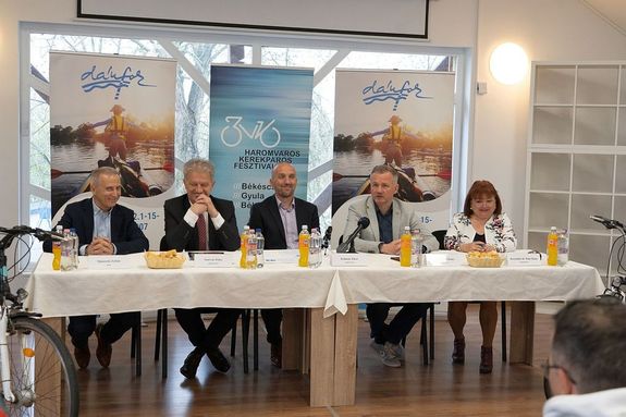 A r�sztvev� telep�l�sek vezet�inek sajt�t�j�koztat�ja, kedden, d�lel�tt, a B�k�s-D�nfoki �d�l�k�zpont konferenciaterm�ben. K�p forr�sa: dr. G�rg�nyi Ern� polg�rmester Facebook-oldala