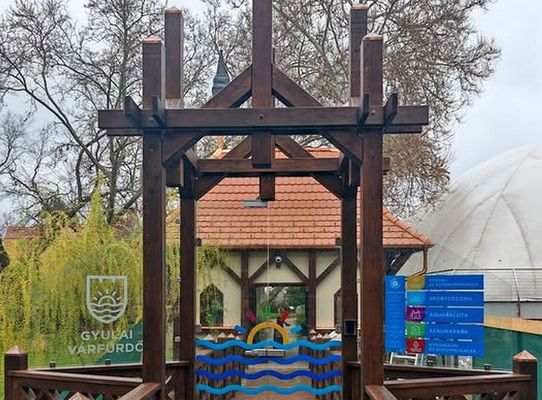 M�t�l, �prilis elsej�t�l, a fel�j�t�s ut�n, �jra nyitva a Gyulai V�rf�rd� Fah�d nev� bej�rata az �l�v�z-csatorna felett. Forr�s �s k�p: Gyulai V�rf�rd� Facebook-oldala   