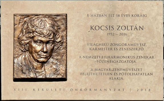 Kocsis Zolt�n eml�kt�bl�ja Budapest XIII. ker�let�ben, gyermekkora lakhely�n. K�p: Fekist. K�p forr�sa: Wikip�dia