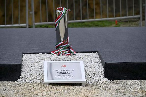 Az id�kapszula �s az alapk� a Frontiers Campus kutat�k�zpont alapk�let�teli �nneps�g�n, 2026. m�rcius 31-�n. K�p: MTI / Heged�s R�bert