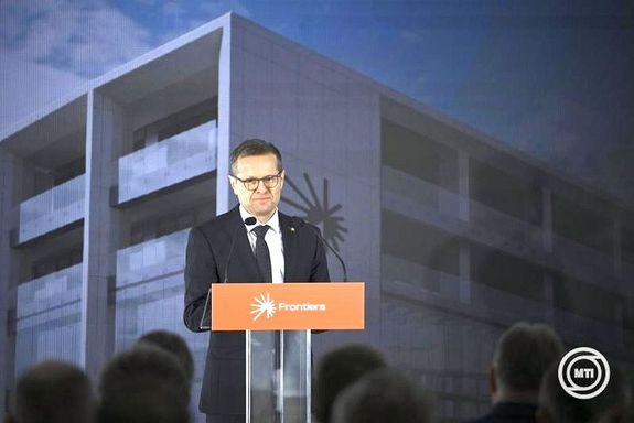 Az �lvonal Alap�tv�ny kurat�riumi eln�ke, Krausz Ferenc Nobel-d�jas kutat� besz�det mond az alapk�let�teli �nneps�gen. K�p: MTI / Heged�s R�bert