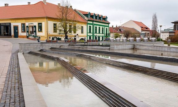 A Gyulai K�z�zemi Nkft. munkat�rsai elv�gezt�k a sz�k�kutak tavaszi karbantart�si munk�latait a v�rosban. A k�p a Kossuth t�ren k�sz�lt. K�p forr�sa: dr. G�rg�nyi Ern� polg�rmester Facebook-oldala   