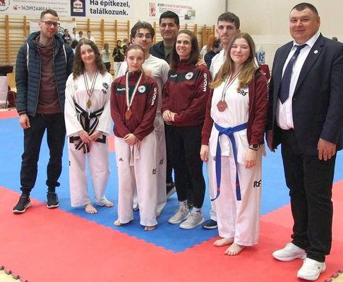 A magyarb�nhegyesi Corvin Taekwon-do Klub csapata. K�p forr�sa: Szerz�