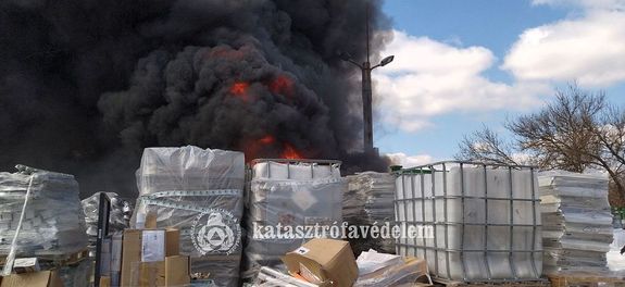 Raklapon t�rolt m�anyag hullad�k gyulladt ki tegnap, d�lel�tt, Mez�kov�csh�z�n. K�pek forr�sa: B�k�s V�rmegyei Katasztr�fav�delmi Igazgat�s�g   