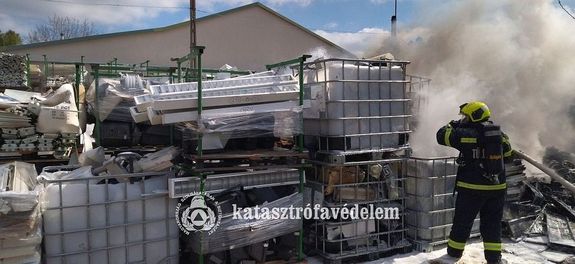 Raklapon t�rolt m�anyag hullad�k gyulladt ki tegnap, d�lel�tt, Mez�kov�csh�z�n. K�pek forr�sa: B�k�s V�rmegyei Katasztr�fav�delmi Igazgat�s�g   