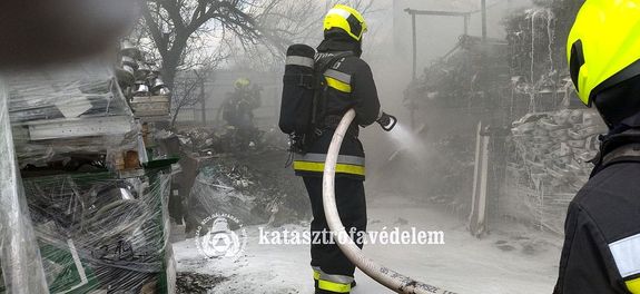 Raklapon t�rolt m�anyag hullad�k gyulladt ki tegnap, d�lel�tt, Mez�kov�csh�z�n. K�pek forr�sa: B�k�s V�rmegyei Katasztr�fav�delmi Igazgat�s�g   