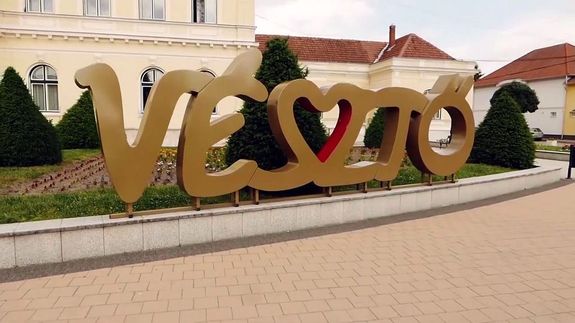  Mintegy sz�z �j munkahelyet hoz l�tre a hazai tulajdon� Electraplan-Termel� Kft. 28 milli�rd forintos beruh�z�sa, V�szt�n. K�p forr�sa: veszto.hu   