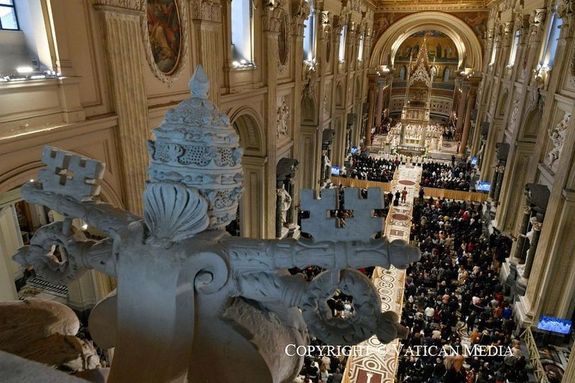 Nagycs�t�rt�ki, p�pai szentmise a later�ni Szent J�nos Bazilik�ban. K�p forr�sa: Vatican Media