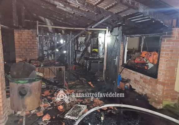 Kigyulladt a csal�di h�zzal egybe�p�tett mell�k�p�let tegnap, este, Mez�kov�csh�z�n, a Ny�rfa utc�ban. K�p forr�sa: B�k�s V�rmegyei Katasztr�fav�delmi Igazgat�s�g   