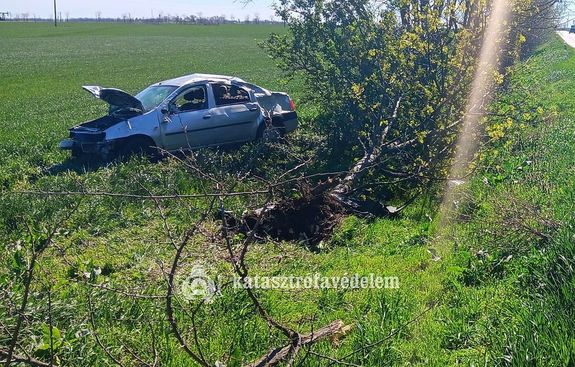 �rokba hajtott egy szem�lyg�pkocsi tegnap, d�lel�tt, az Orosh�za �s Kaszaper k�z�tti �ton. K�p forr�sa: B�k�s V�rmegyei Katasztr�fav�delmi Igazgat�s�g   