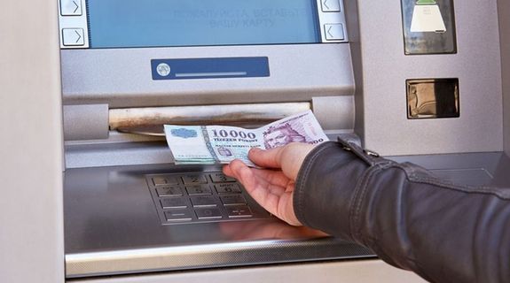 A k�t n�vel szemben az�rt emeltek v�dat, mert a banksz�ml�jukat �s a bankk�rty�jukat a f�rfi rendelkez�s�re bocs�tott�k. A k�p illusztr�ci�. K�p: Shutterstock   