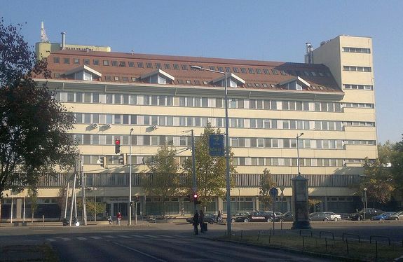 A Heim P�l Orsz�gos Gyermekgy�gy�szati Int�zet (kor�bban Heim P�l Gyermekk�rh�z) Budapest VIII. ker�let�ben l�v� k�rh�z, nev�t Heim P�l gyermekorvosr�l kapta. A k�pen a f��p�let. K�p: RepliCarter. Forr�s �s k�p forr�sa: Wikip�dia      