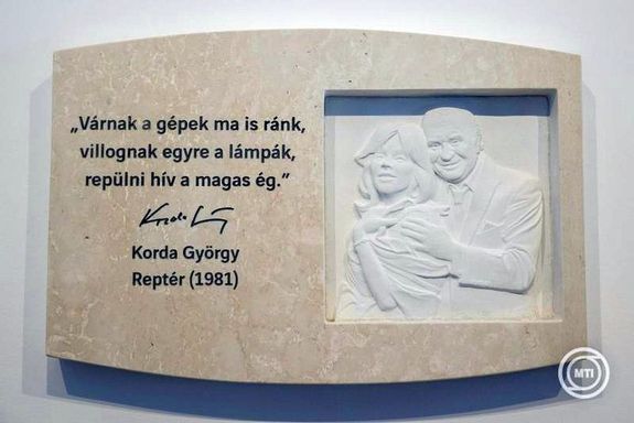 A Korda Gy�rgy�t �s Bal�zs Kl�rit �br�zol� domborm� a budapesti Liszt Ferenc Nemzetk�zi Rep�l�t�ren, az avat�s napj�n, 2026. �prilis 8-�n. Az alkot� Kontur Andr�s. K�p: MTI / Lakatos P�ter