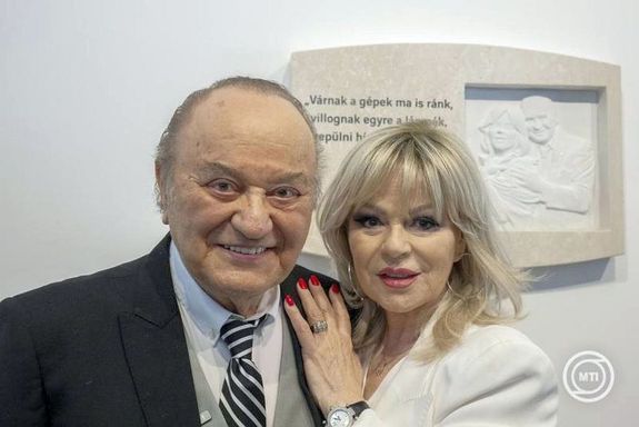  Korda Gy�rgy M�t� P�ter-d�jas �nekes, el�ad�m�v�sz �s Bal�zs Kl�ri el�ad�m�v�sz a domborm� el�tt, az avat�s napj�n. K�p: MTI / Lakatos P�ter