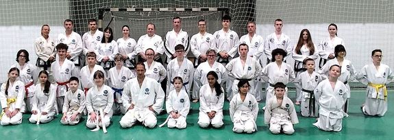 A medgyesegyh�zi Sp�rta ITF Taekwon-do SE csapata a gerend�si edz�teremben. K�p forr�sa: Szerz�