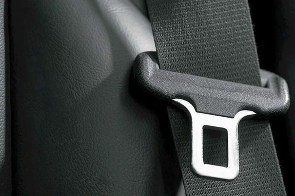 A sebess�ghat�rt be nem tart� aut�s a jobb kanyarban megsodr�dott, l�mpaoszlopnak, f�nak �tk�z�tt. Jobb h�ts� utasa nem haszn�lta a biztons�gi �vet, s�lyosan megs�r�lt, maradand� fogyat�koss�ggal. A k�p illusztr�ci�. K�p: Shuttarstock