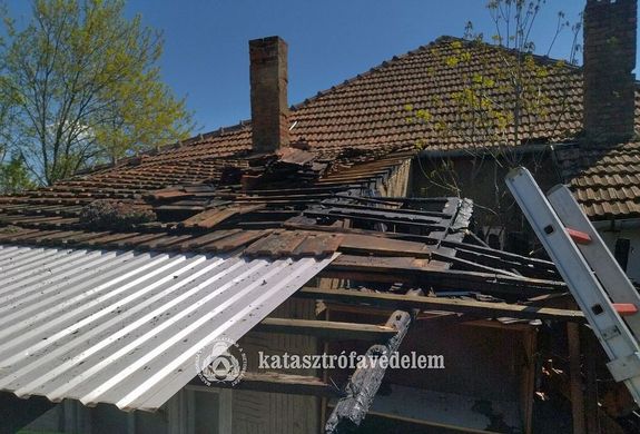  Kigyulladt a kamra B�k�sen, a Magyar utc�ban, tegnap, d�lben. K�pek forr�sa: B�k�s V�rmegyei Katasztr�fav�delmi Igazgat�s�g   