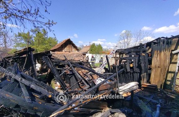  Kigyulladt a kamra B�k�sen, a Magyar utc�ban, tegnap, d�lben. K�pek forr�sa: B�k�s V�rmegyei Katasztr�fav�delmi Igazgat�s�g   