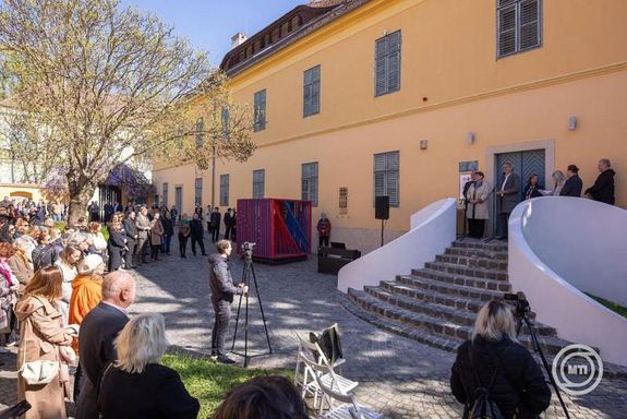 Pierre Vasarely, a m�v�sz unok�ja, az aix-en-provence-i Vasarely Alap�tv�ny eln�ke, az eml�k�v v�dn�ke k�sz�netet mondott a meg�jult ki�ll�t�son munk�lkod�knak. K�p: MTI / Ruprech Judit