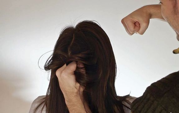 El�fordult, hogy a f�rfi ell�kte �lett�rs�t, a haj�t h�zta, �k�llel �s teny�rrel testszerte b�ntalmazta. A k�p illusztr�ci�. K�p forr�sa: kronika.ro   