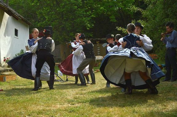 T�nch�z V�lasz�ton, a Kall�s Zolt�n Alap�tv�ny cs�rj�ben. A Mez�s�gi N�pzene �s N�pt�nct�bor 2024-es programja. K�p forr�sa: nepi.kultura.hu