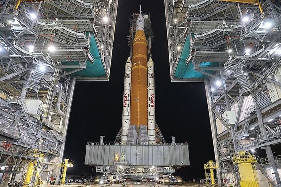 Az Orion, ind�t��ll�son, a Kennedy �rk�zpontban, 2026. m�rcius 26-�n. K�p: NASA. K�p forr�sa: Wikip�dia