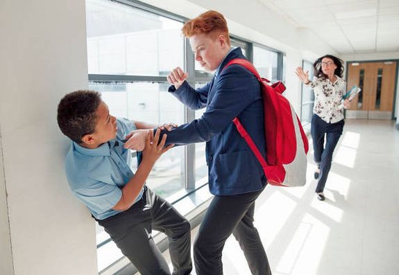 Az iskola�r�k feladata, hogy hozz�j�ruljanak a biztons�gos tanul�si k�rnyezet megteremt�s�hez �s seg�ts�get ny�jtsanak probl�m�s, vesz�lyes helyzetek, konfliktusok kezel�s�hez. A k�p illusztr�ci�. K�p: iStock