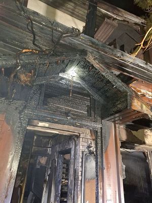 A b�k�scsabai h�z, ahol t�z �t�tt ki az �prilis 10-re virrad� �jjel. K�pek forr�sa: B�k�s V�rmegyei Rend�r-f�kapit�nys�g / Police.hu   