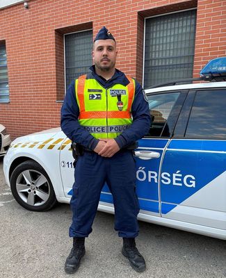  F�ldes Ferenc r. t�rzsz�szl�s, szolg�latparancsnok, aki felm�szott az erk�lyre az ap�hoz �s leseg�tette a l�tr�n a sokkos �llapotban l�v� f�rfit. K�p forr�sa: B�k�s V�rmegyei Rend�r-f�kapit�nys�g / Police.hu