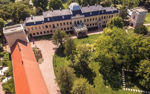  A Gyulai Alm�sy-kast�ly L�togat�k�zpont b�lterm�ben, 17 �rakor kezd�dnek az irodalmi besz�lget�sek. Forr�s: Gyulai Alm�sy-kast�ly L�togat�k�zpont Facebook-oldala. K�p az �p�letegy�ttesr�l. K�p: Gyulai Alm�sy-kast�ly L�togat�k�zpont