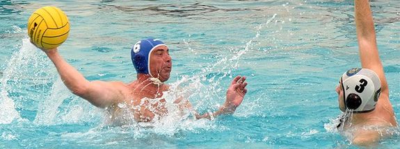  A nagy visszat�r�, D�vid Levente (s�t�t hatos sapk�ban) a k�t m�rk�z�sen �t alkalommal volt eredm�nyes, a BEAC ellen k�tszer, a Ny�regyh�z�val szemben h�romszor tal�lt be a kapuba. K�p: Bal�zs Lajos