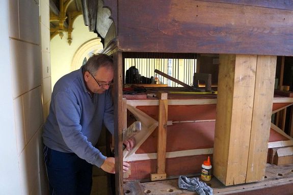 A nagym�gocsi katolikus templomban f�v�kat b�r�z�tt tavaly Sipos Istv�n (Forr�s: Sipos Istv�n-arch�vum)