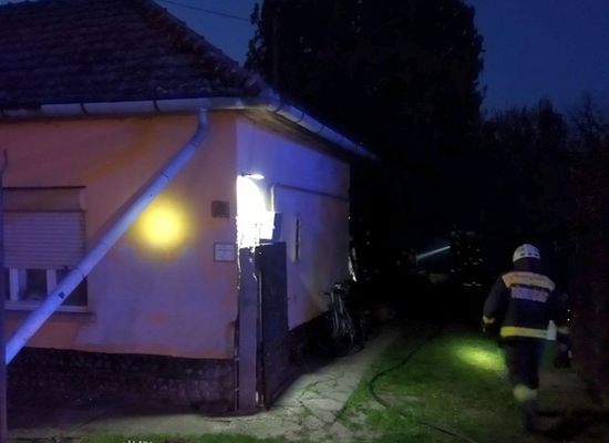 Kigyulladt egy csal�di h�z szob�ja �s tet�szerkezete, G�doroson. K�pek forr�sa: B�k�s V�rmegyei Katasztr�fav�delmi Igazgat�s�g