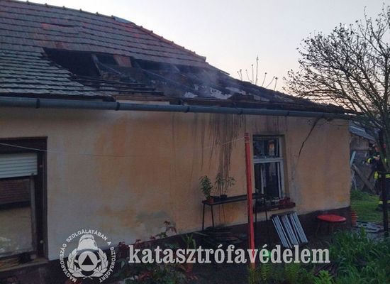 Kigyulladt egy csal�di h�z szob�ja �s tet�szerkezete, G�doroson. K�pek forr�sa: B�k�s V�rmegyei Katasztr�fav�delmi Igazgat�s�g