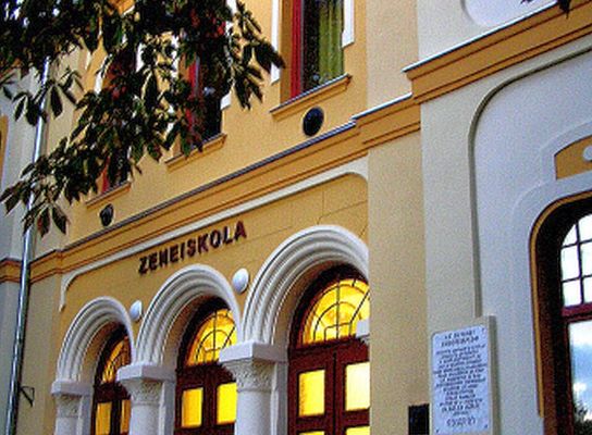 A gyulai Erkel Ferenc Zeneiskol�ban, mai nev�n a Gyulai Erkel Ferenc Alapfok� M�v�szeti Iskola Zeneiskol�ja 75 �ves. K�p forr�sa: Wikip�dia   