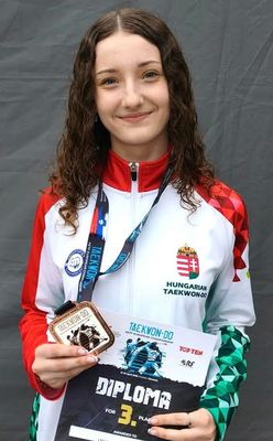 A B�k�s Megyei Harcm�v�sz Sz�vets�ghez tartoz� Magyarb�nhegyesi Corvin Taekwon-do Klub utols� �ves, junior kor� versenyz�je, Csereszny�s Lea m�r az els� k�zdelmi napon dobog�ra �llhatott. K�p forr�sa: Szerz�