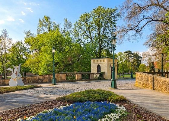  Gyul�n, fel�j�tj�k a V�rkertbe vezet� k�h�d burkolat�t. K�p forr�sa: varfurdo.hu