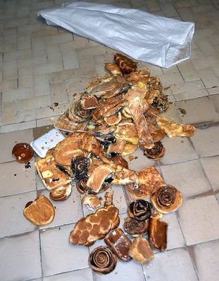 A munk�ba �rkez� dolgoz�kat ez a l�tv�ny fogadta a p�ks�gben. K�p forr�sa: B�k�s v�rmegyei rend�rs�g Facebook-oldala