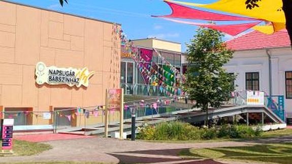  H�rom �ve, �n�ll� �p�letben m�k�dik a B�k�scsabai Napsug�r B�bsz�nh�z. K�p forr�sa: visitbekescsaba.com   
