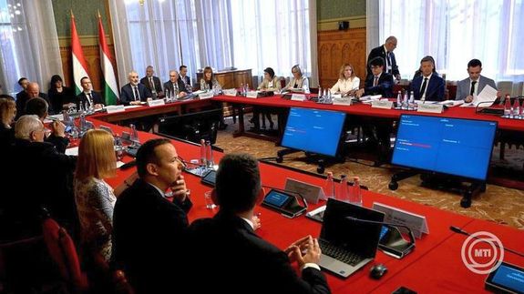 Az Orsz�ggy�l�s alakul� �l�s�t el�k�sz�t� t�rgyal�s r�sztvev�i az Orsz�gh�zban, 2026. �prilis 17-�n. K�p: MTI / Heged�s R�bert