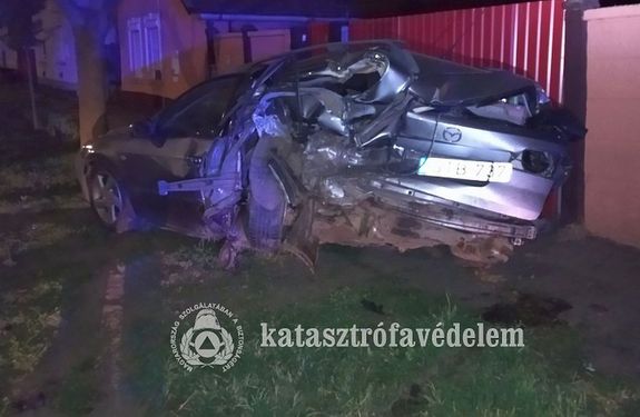  Parkol� aut�nak �tk�z�tt egy szem�lyg�pkocsi, vas�rnap, k�s� este, Magyarb�nhegyesen. K�p forr�sa: B�k�s V�rmegyei Katasztr�fav�delmi Igazgat�s�g