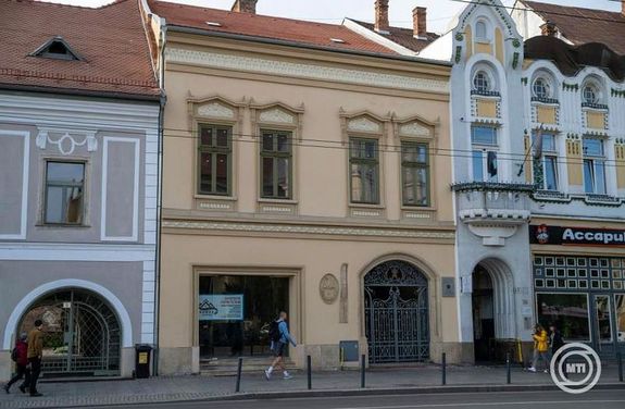 Az eml�kt�bla a F�t�r 20. sz�m alatti R�s�s-h�z homlokzat�n tal�lhat�, azon az �p�leten, melyben a szobr�sz a M�ty�s-szoborcsoport fel�ll�t�s�nak idej�n, 1902-ben lakott. K�p: MTI / Kiss G�bor   