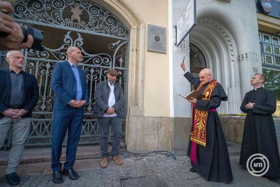 A R�s�s-h�zon, a t�bl�t Gergely Bal�zs leplezte le, majd L�szl� Attila kolozs-dobokai f�esperes mondott r� �ld�st. K�p: MTI / Kiss G�bor