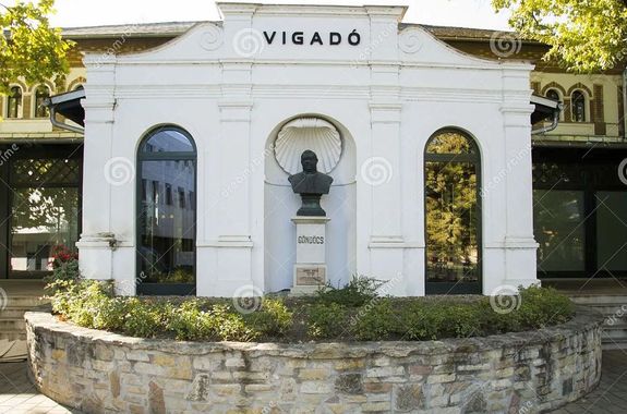 Az �nnepi program a Vigad�ban lesz, az �p�letet 19.35 �rakor, k�k f�nnyel vil�g�tj�k meg. K�p forr�sa: Dreamstime   