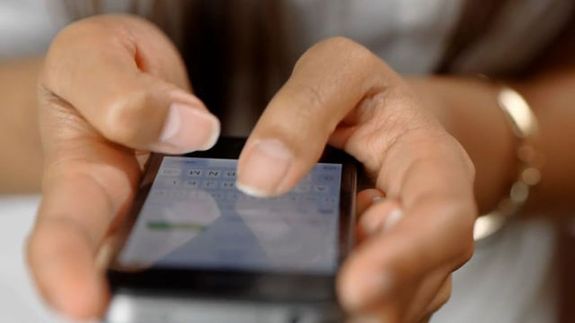 El�bb a mag�t bankbiztons�gi szakembernek, majd a mag�t rend�rnek kiad� n� telefon�lt. A k�p illusztr�ci�. K�p: Pixabay   