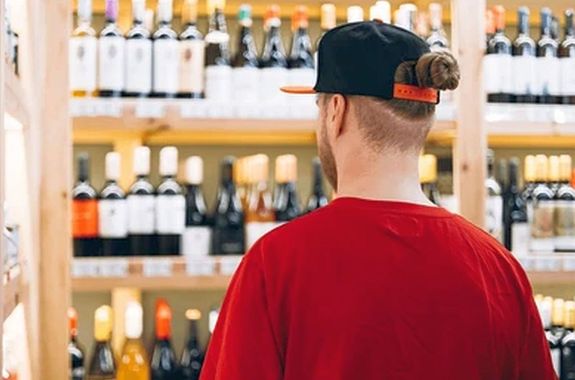 B�k�scsabai �ruh�zban, a budapesti f�rfi egy �veg �d�t�t kifizetett volna, mik�zben, a h�tizs�kj�ba t�bb �veg alkoholos italt tett. A k�p illusztr�ci�. K�p: Shutterstock      